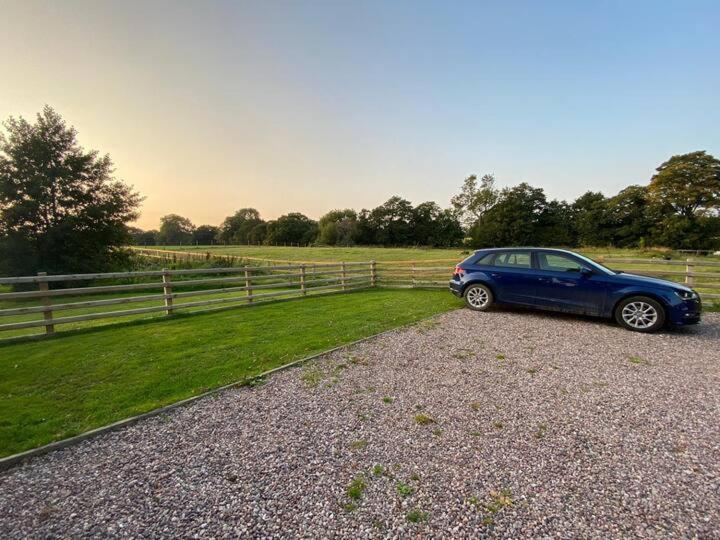 Oak Mead Villa Рексъм Стая снимка